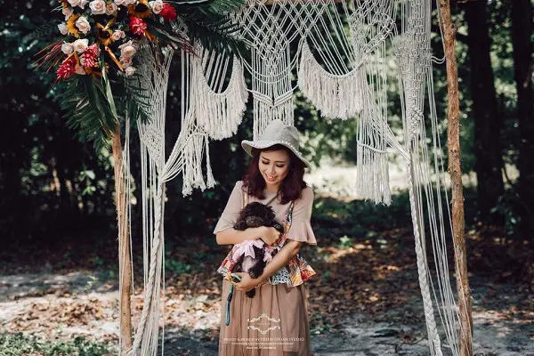 Macrame là một tác phẩm nghệ thuật độc đáo phù hợp với trang trí ngoài trời có thể bãi biển, hay khu vườn cỏ cây lãng mạn. phong-cách-Bohemian-5