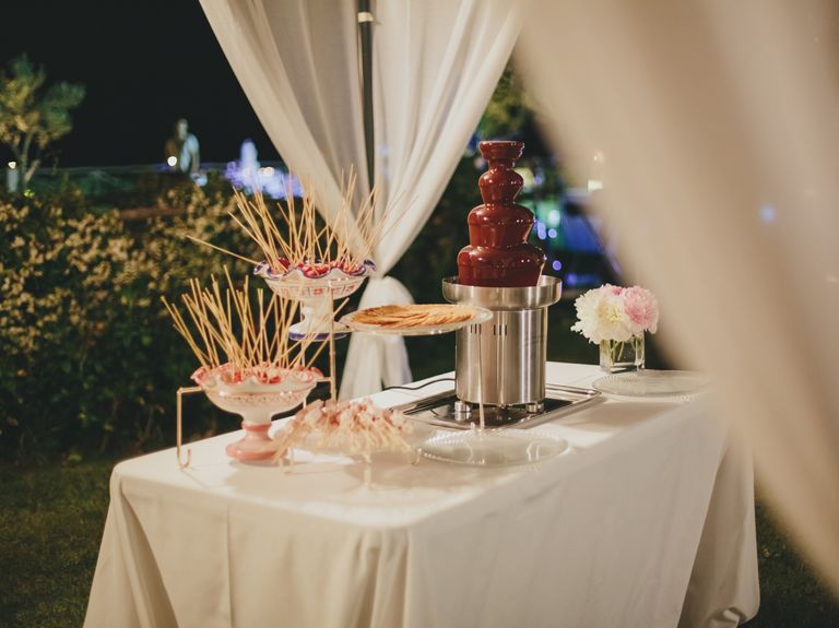 10 Ways to Include Hot Chocolate in Your Wedding