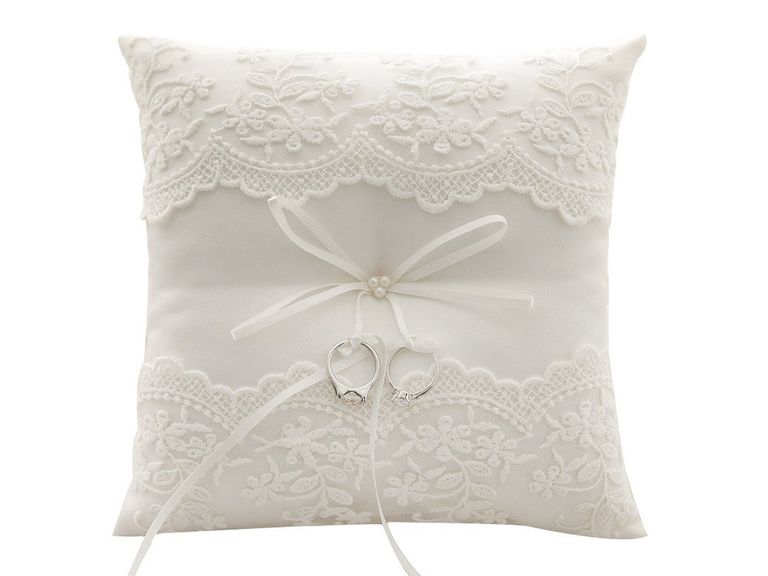12 Beautiful Wedding Ring Pillows