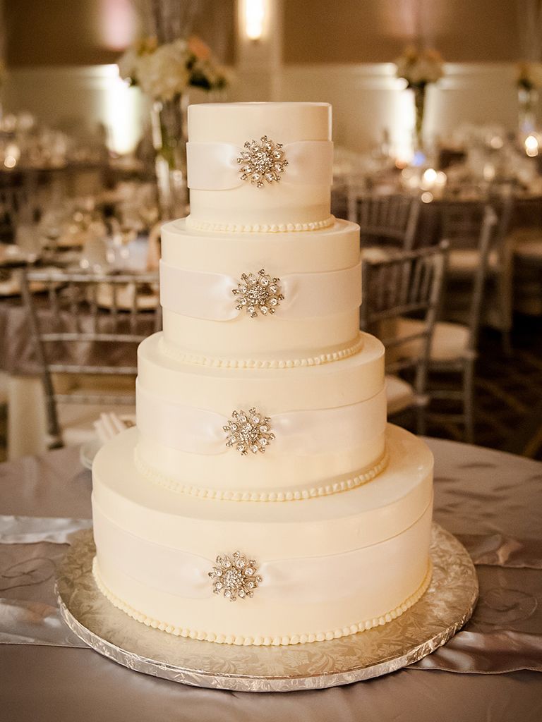 18 Winter Wedding Cakes to Swoon Over