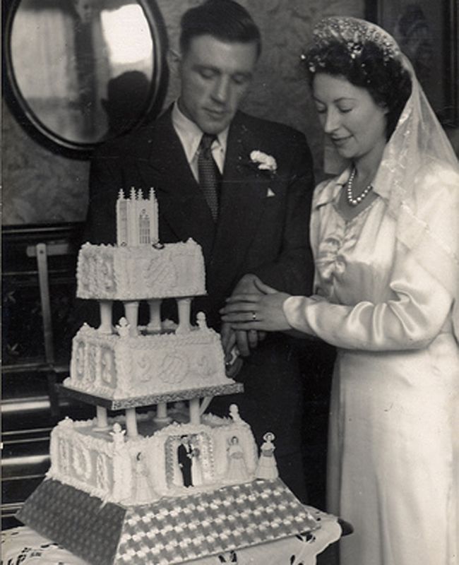 6 Retro Wedding Cakes That Cut It!