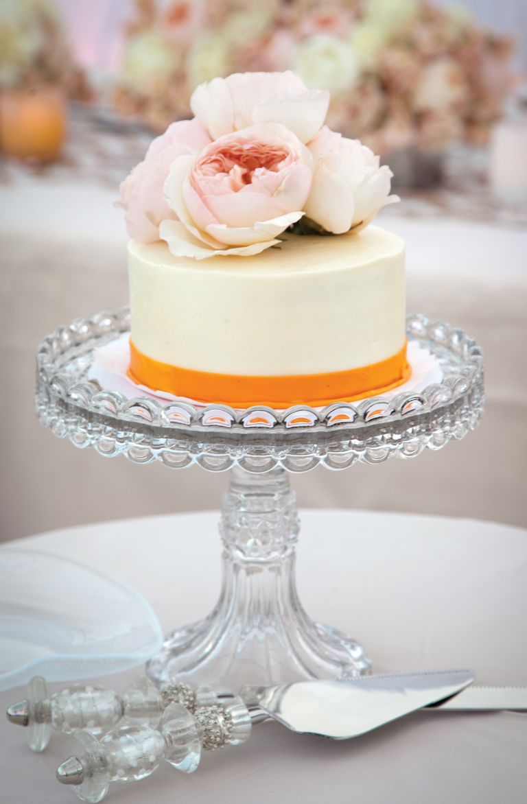 7 Popular Wedding Cake Traditions—and How to Make Them Your Own