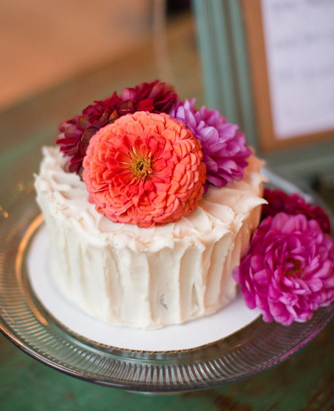 9 Simple Wedding Cakes With Just One Layer