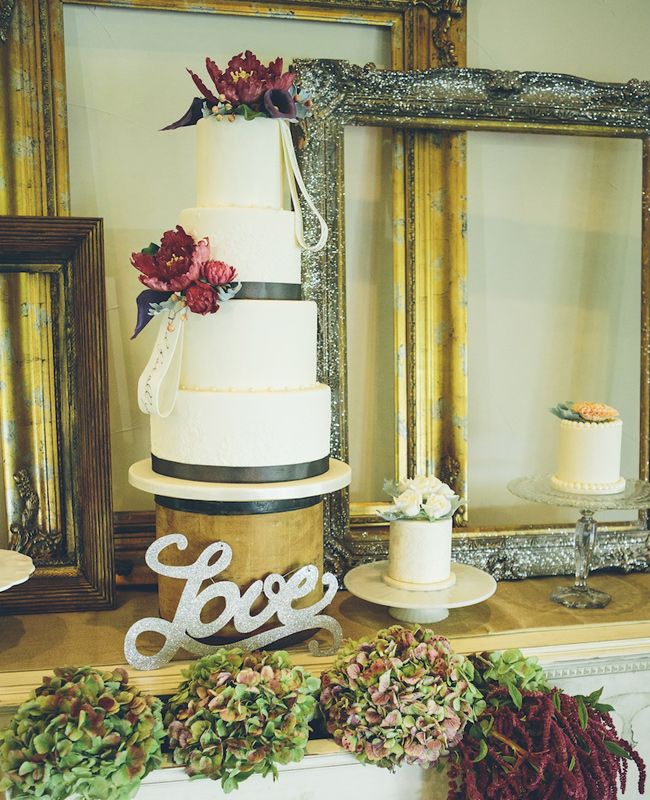 Can You Tell If The Flowers on These Wedding Cakes Are Fresh or Sugar?