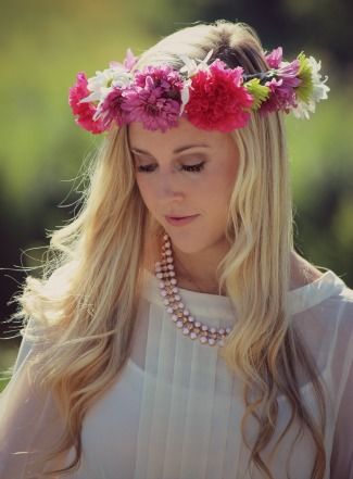DIY Flower Crown (Fashionista Bride)