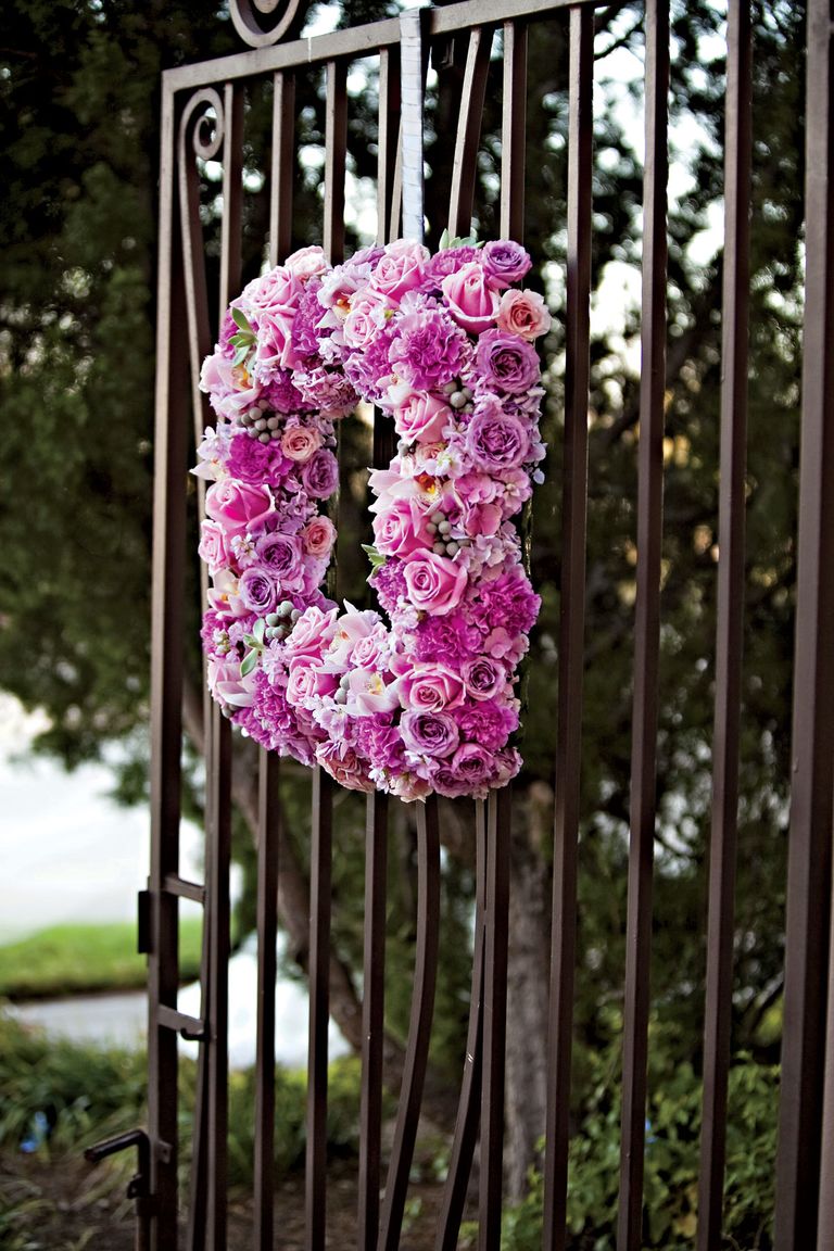 Dress Up Your Wedding With These 9 Winning Wreaths