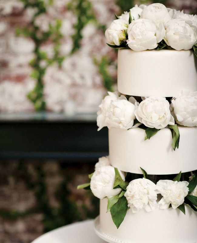 Feast Your Eyes on These 15 Fresh Flower Wedding Cakes