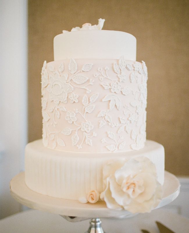 Want A Dramatic Wedding Cake? Try A Tall Middle Tier