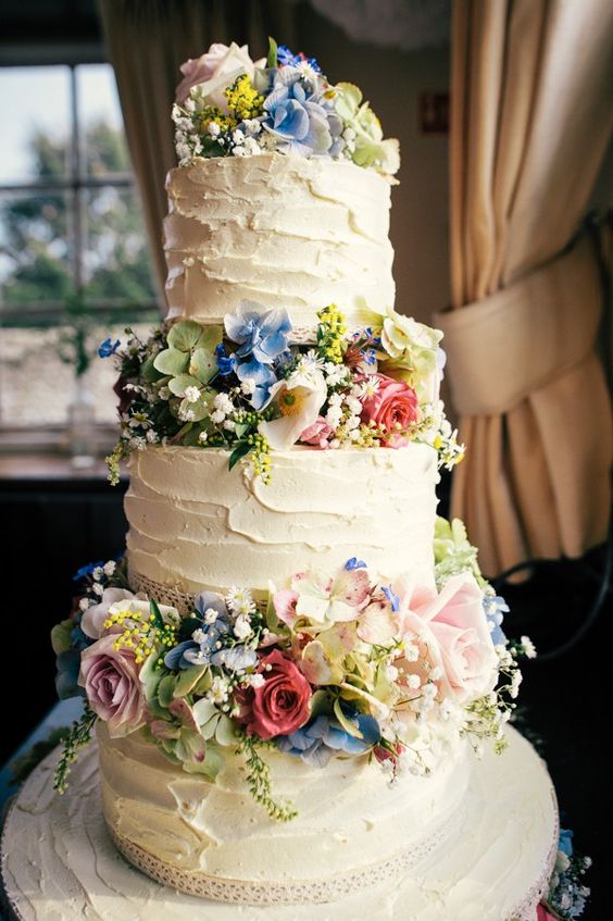 Bánh cưới đẹp kết hoa tươi rực rỡ giữa các tầng bánh