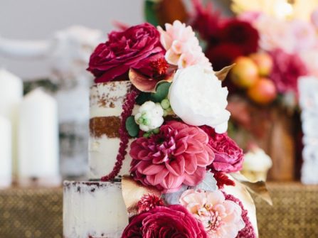 Bánh cưới đẹp phong cách mộc đơn giản, kết hoa tươi