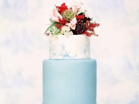 Bánh cưới đẹp màu xanh thanh lịch phủ kem loang màu nước