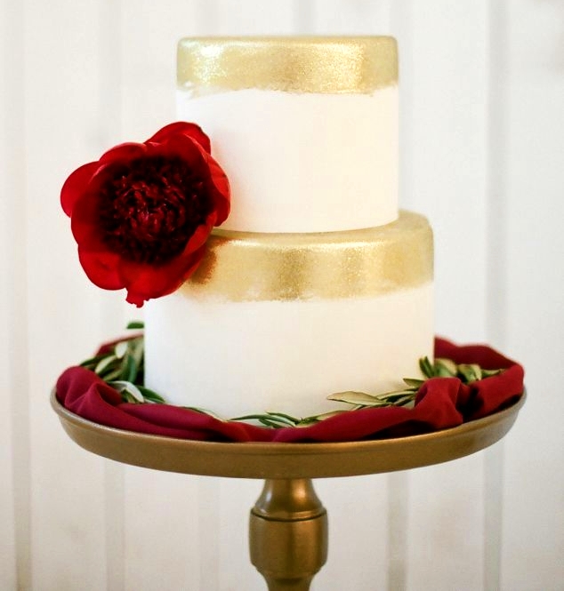 Bánh cưới đẹp 2 tầng đơn giản phối kim tuyến ánh vàng