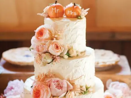 Bánh cưới đẹp phong cách mộc kết hoa tươi nổi bật