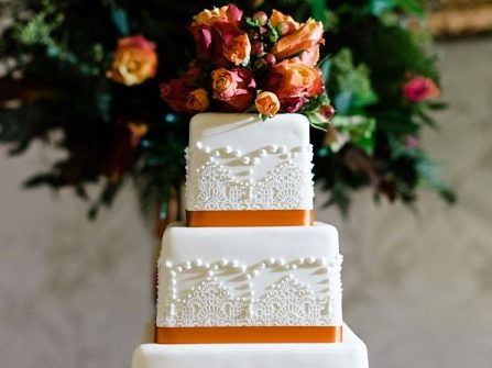 Bánh cưới đẹp vẽ tay họa tiết ánh kim, kết hoa tươi trang nhã