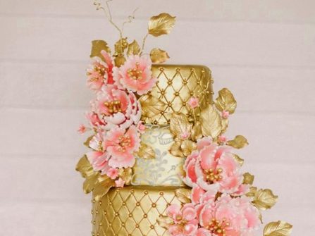 Bánh cưới đẹp mộc mạc trang trí hoa thược dược ấn tượng