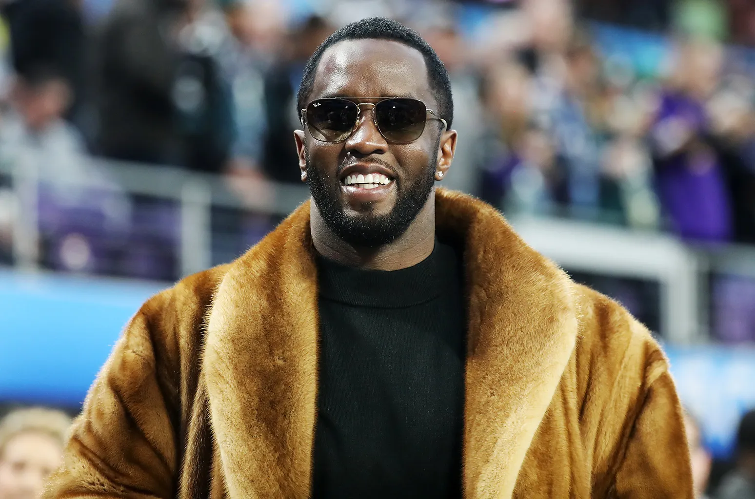 Diddy fête son 49e anniversaire en sautant en parachute sur le terrain du manoir Playboy | Billboard